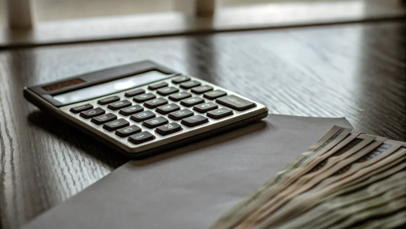 Rekenmachine met euro bankbiljetten voor kostencalculatie